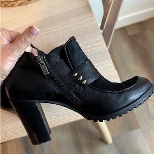 Elegant Black Heeled Boots with Side Zipper